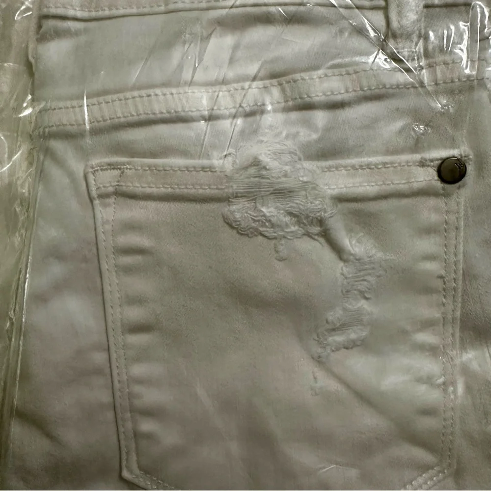 Judy Blue Crisp White Jeans - Picture 3 of 5